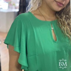 Blusa Crepe Verde, Manga Babado, Detalhe Gota Decote, Fechamento Botão Gola, Bella Vitta BM1240V na internet