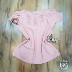 Blusa em Crepe, Rose, Manga Curta Bufante, Aplique de Renda Pérolas Decote, Lilaisa BM1053R