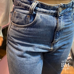 Calça Jeans, Mom, Lavagem Clara, Detalhe Barra, Dona K, BM0970 - comprar online