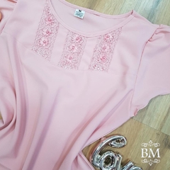 Blusa em Crepe, Rose, Manga Curta Bufante, Aplique de Renda Pérolas Decote, Lilaisa BM1053R - comprar online