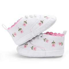 Imagen de Zapatos para niña recién nacida, antideslizantes con suela de algodón y flores.