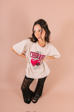 TEE CHERRY OVERSIZED BEGE - comprar online