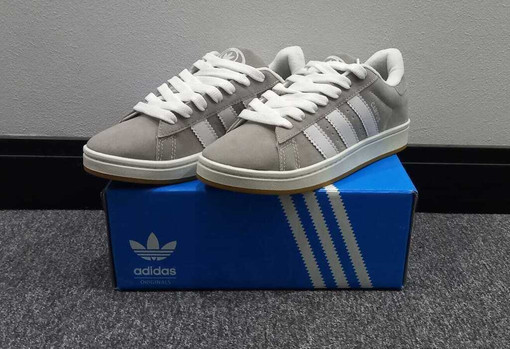 Adidas blancos con gris discount