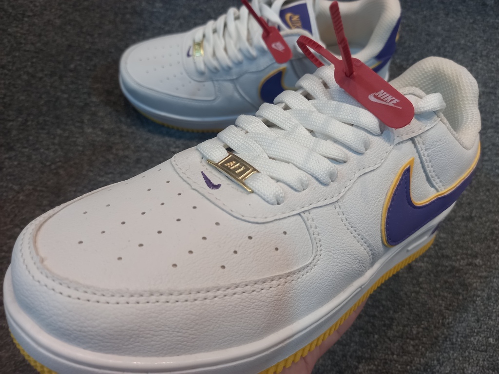 NIKE AIRE FORCE BLANCAS VIOLETAS LAKERS DY STEFANO
