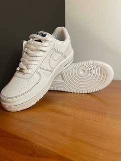 Nike Air Force 1 Blancas detalles negros en internet