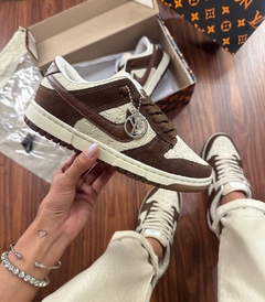 Imagem do SB Dunk X LV Off/Café Gliter