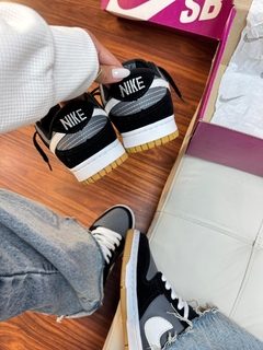 Dunk SB Preto/Cinza na internet