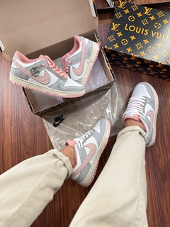 Dunk Low X LV Branco/Cinza/Rosa - Gabi Soares Calçados