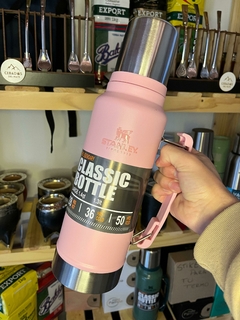 Termo Stanley Tradicional con Manija Rosa 1.3L