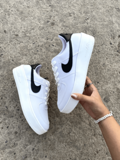 Zapatillas Nike Air Force One Blanca Con Pipa Negra - comprar online