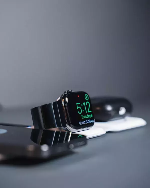 Cargador ErgoFold el cargador inalambrico MagSafe de viaje plegable 3 en 1 mas portatil del mundo para iPhone Apple Watch y AirPods