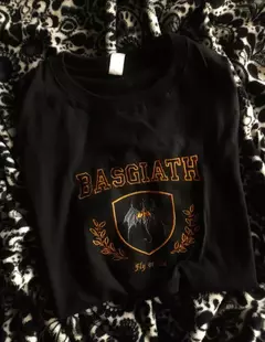 Remera oversize bordada Basgiath OUTLET