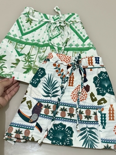 SHORT SAIA INSPIRAÇÃO FARM EM BENGALINE COM BOLSO NA FRENTE E ZÍPER LATERAL