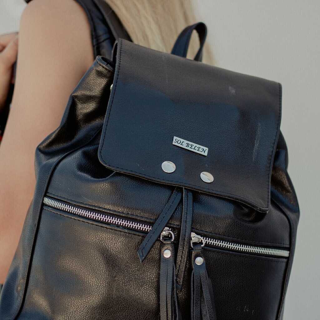 Mochila negra de cuero hotsell