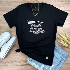 Camiseta Feminina Preta Deus Tem Um Propósito Até Nos Dias Mais Difíceis