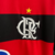 Detalhe da camisa retrô do Flamengo de 2010, destacando o logotipo bordado em branco com estrela amarela.