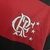 Logotipo do Flamengo bordado em uma camisa retrô vermelha e preta da Adidas, com detalhes em branco e três estrelas.