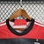 Detalhe do colarinho da camisa do Flamengo I 23/24 da Adidas, nas cores vermelho e preto, pendurada em um cabide.