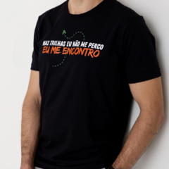 Camiseta T-Shirt tradicional "Nas trilhas eu não me perco, eu me encontro"