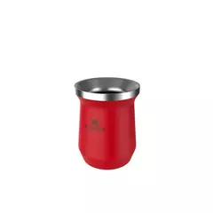 Mate Stanley rojo 236ml mostrando su practicidad e higiene.