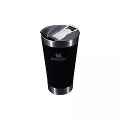 Vaso térmico negro con destapador integrado y logo de Stanley en la parte frontal.