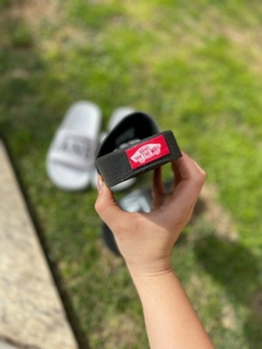 Imagen de PROMO ADELANTO DE VERANO OJOTAS VANS + REMERA VANS OFICIAL DE REGALO!