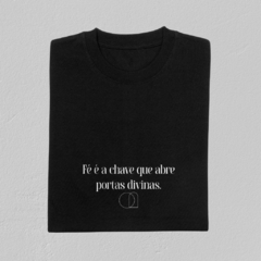 Camiseta Feminina A Fé é a chave que abre portas divinas - Ressus