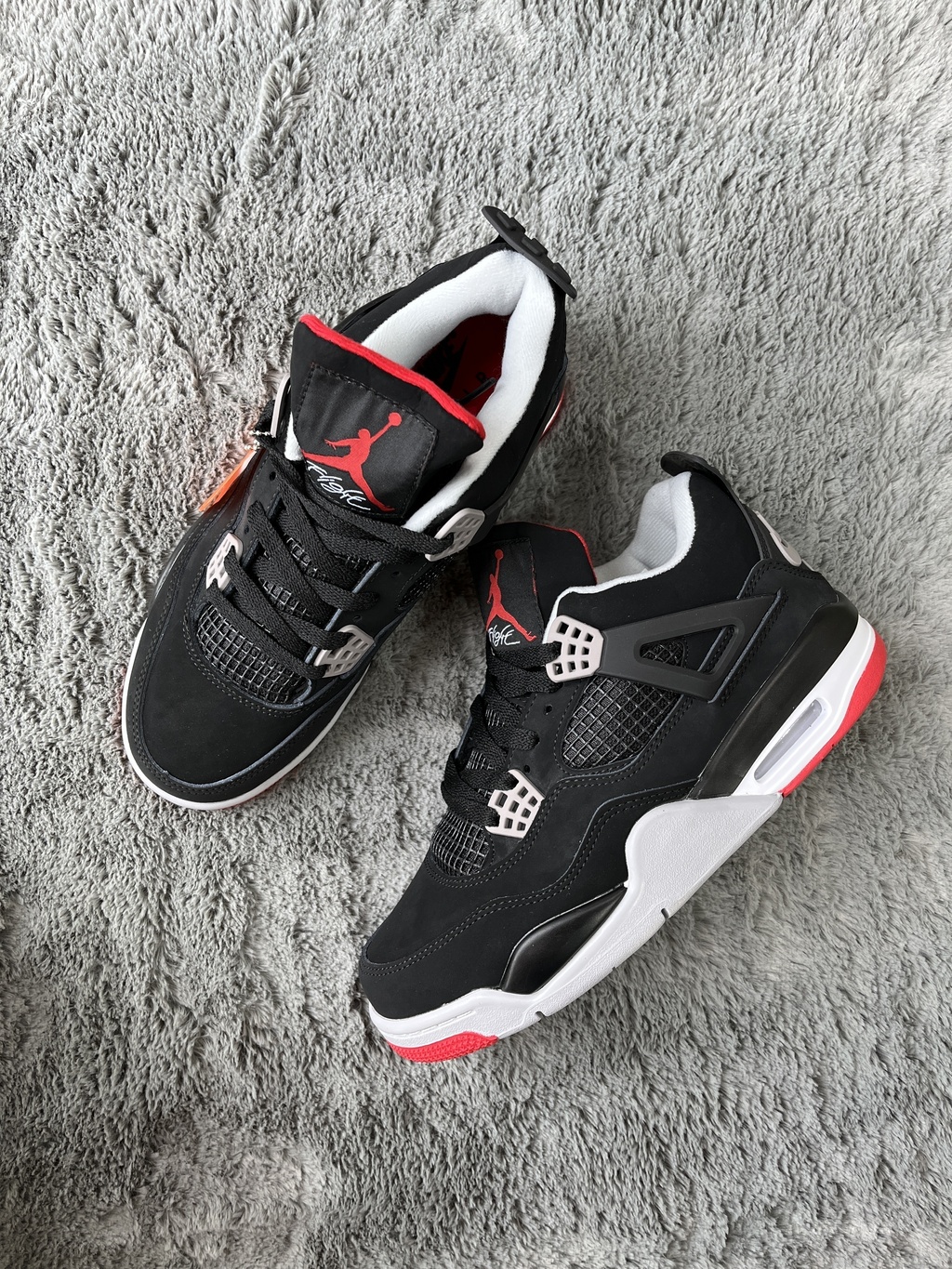 Jordan retro rojo con negro sale