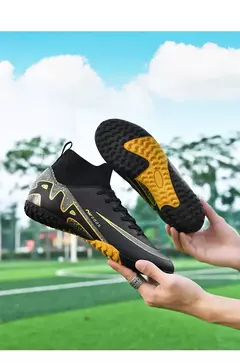 Botas de campo de futebol profissional para homens, grampos antiderrapantes, sapatos de treinamento de grama interna para crianças, sociedade original - Wolf Magazine