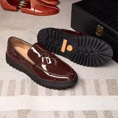 Mocassins de couro genuíno artesanal para homens, dedo do pé redondo, sapatos formais de bola, vestido de banquete de casamento na internet