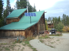 Grupo electrogeno solar OFF GRID para sitios sin red (400kWh/año) - HISSUMA MATERIALES