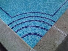 Venecita biselada de cerámica mix celeste para piscinas 2x2