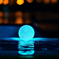 Esfera de Luz SOLAR y recargable por red para piscina flotante o jardin 30 cm - comprar online