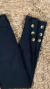  Pantalon tipo calza  en tela Punto roma con detalle de botones en bota manga . De tiro alto. Talles 1-2-3-4-5 Colores : Negro
