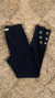  Pantalon tipo calza  en tela Punto roma con detalle de botones en bota manga . De tiro alto. Talles 1-2-3-4-5 Colores : Negro