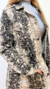 CHAQUETA FLORA gabardina/bull con spandex, bolsillos, cierre metalico y boton zamac en puños y frente talle 1-2-3 Color: estampado-negro-beige