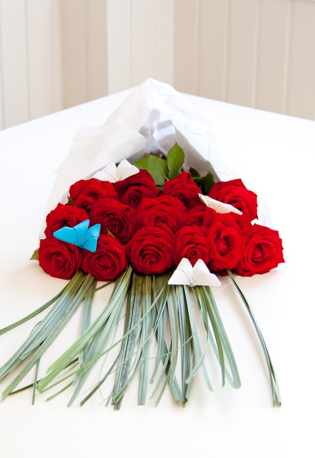 Q4 - 15 rosas rojas importadas con mariposas en internet