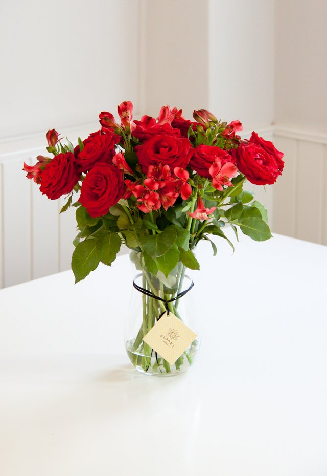 A106 - rosas rojas con alstroemerias rojas - comprar online