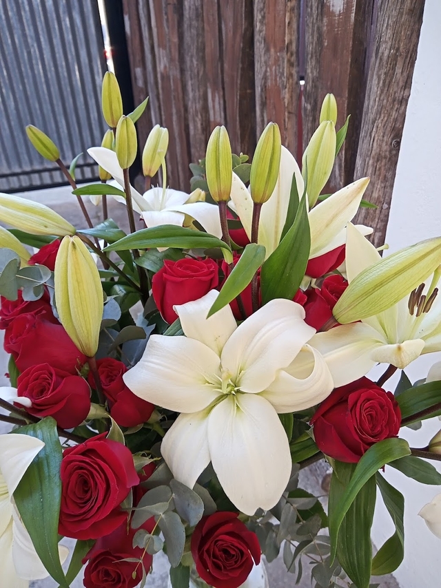 RO24 - Arreglo Floral de Rosas Importadas y Lilium - comprar online