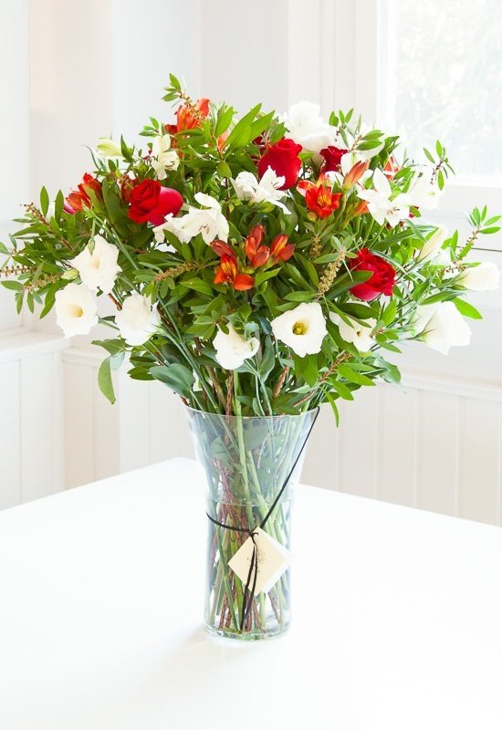 A122 - Importante arreglo con Rosas Importadas, mix de flores y follaje
