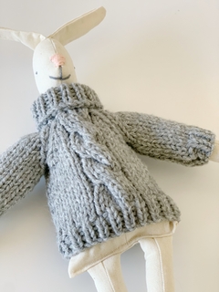 Conejo de Apego de Tela con Sweater Tejido Gris