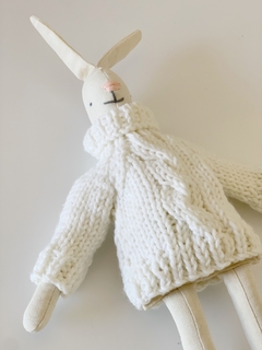Conejo de Apego de Tela con Sweater Tejido Natural
