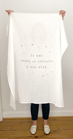 Manta XL de gasa de algodón con estampa Te Amo Hasta El Infinito - comprar online