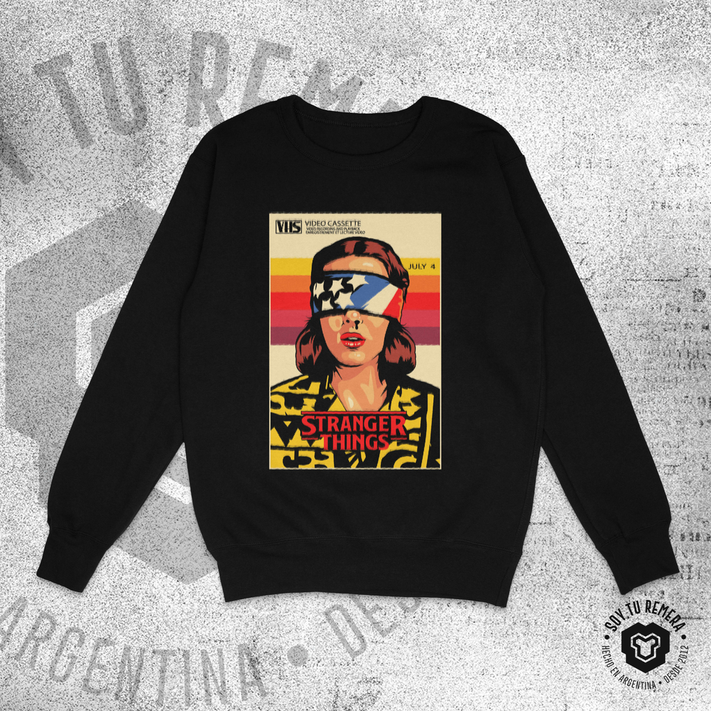 Buzo Stranger Things VHS NEGRO SOY TU REMERA