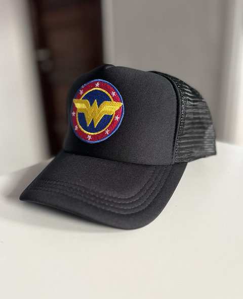 Gorra Trucker Mujer Maravilla - WonderWoman bordada