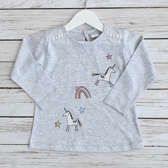 Remera unicornios gris