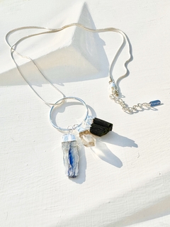 Colar Amuleto Cianita Azul Cristal e Turmalina Negra na internet