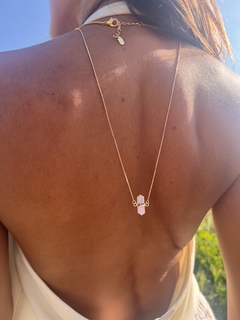 Escapulário Nya quartzo-rosa ouro - MIMPPY - Jóias em Prata e Semijóias | Acessórios Femininos com Cristal e Pedras Naturais