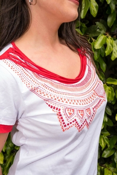 Remera Collares Masai Blanca - comprar online
