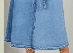 Vestido Jeans Evasê Com Botões Encapados E Faixa na internet